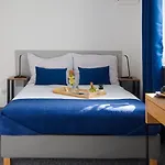 Mile Airport & Parking Dlugoterminowy Bed & Breakfast