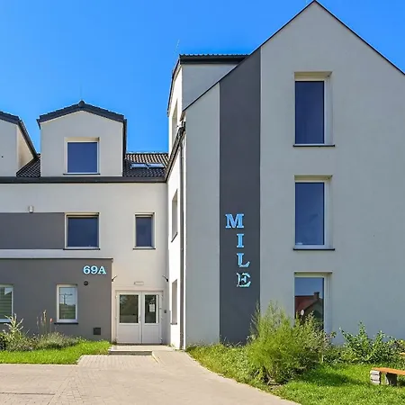 Mile Airport & Parking Dlugoterminowy Gdaňsk