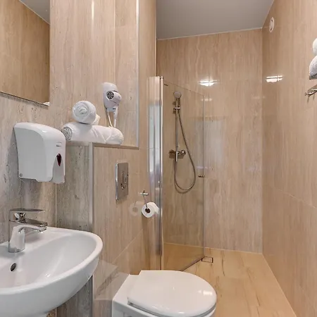 Mile Airport & Parking Dlugoterminowy 4*