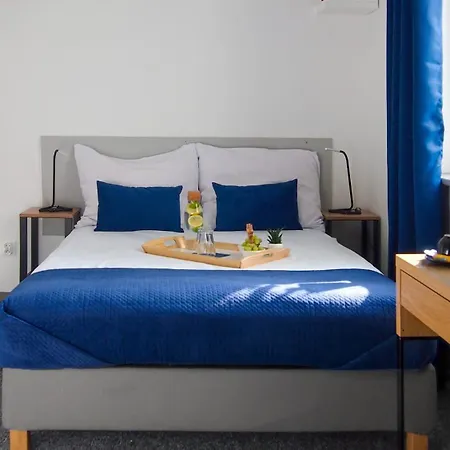 Mile Airport & Parking Dlugoterminowy Bed & Breakfast