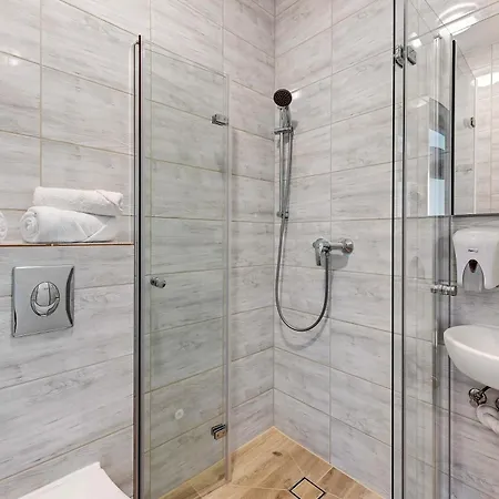 Mile Airport & Parking Dlugoterminowy Alojamento de Acomodação e Pequeno-almoço Gdańsk