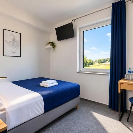 Bed & Breakfast Mile Airport & Parking Dlugoterminowy 3*